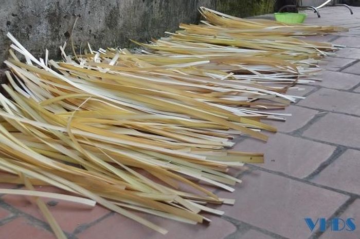 Cót làng Giàng được làm nên từ nứa, vầu bánh tẻ tước mảnh, loại bỏ phần cật xanh, mang phơi khô.
