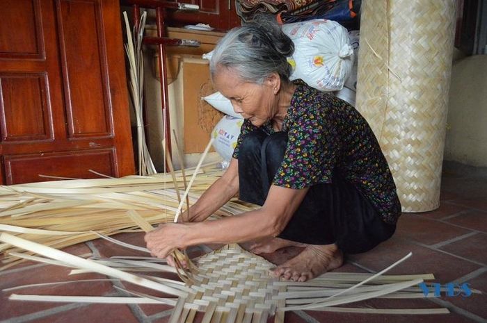 Các lá nan được người làm cót khéo léo đan lồng vào nhau, tạo thành vân nổi đẹp mắt.
