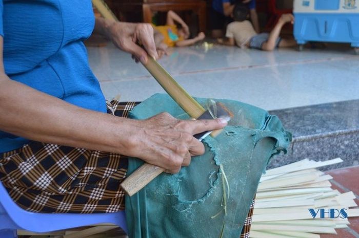 Nhìn có vẻ đơn giản nhưng đây là công đoạn quan trọng, quyết định phần lớn độ bền, đẹp của tấm cót.