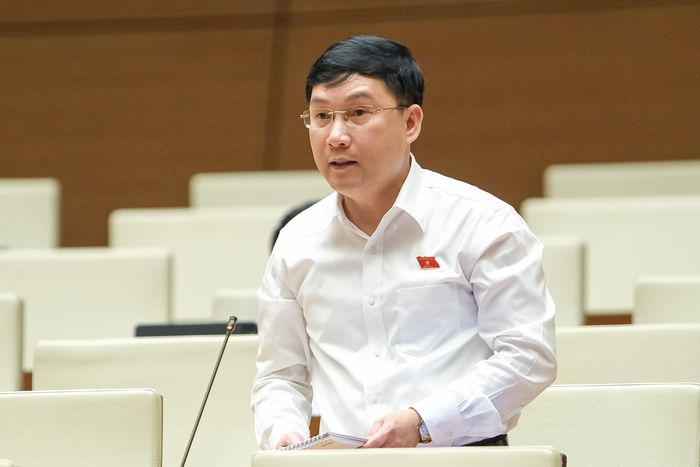 Đại biểu Lê Hoàng Anh-Ủy viên Thường trực Ủy ban Tài chính-Ngân sách của Quốc hội đề nghị Bộ trưởng Nguyễn Văn Hùng nêu giải pháp ngăn chặn sự xuống cấp của đạo đức xã hội. Ảnh nguồn Quốc hội
