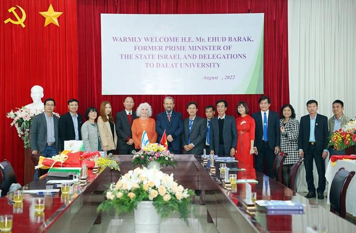 Đoàn Israel và Trường Đại học Đà Lạt chụp hình lưu niệm