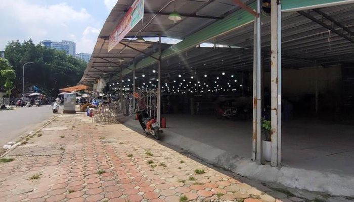 Tình trạng họp chợ tự phát đã diễn ra trong một thời gian dài nhưng không được lực lượng chức năng phường Mỹ Đình 2 xử lý dứt điểm.