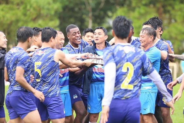 Các cầu thủ lao vào "tranh bánh" của chủ nhân bữa tiệc. (Nguồn: HAGL)