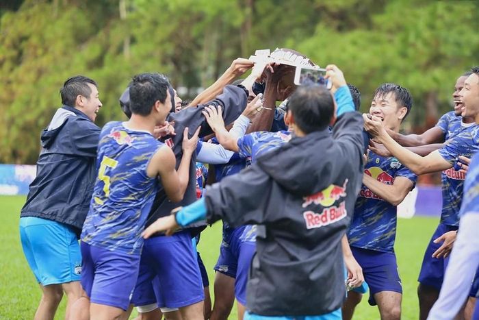 Chiếc bánh nhanh chóng bị phá nát. Tuy nhiên, HLV Kiatisuk không bị úp bánh vào mặt như "thông lệ". (Nguồn: HAGL)