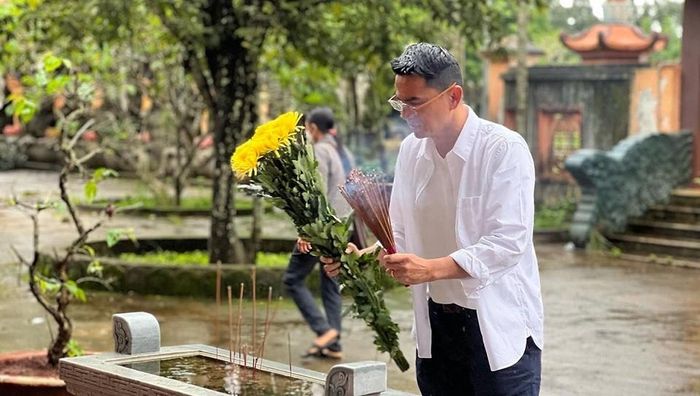 Trước khi ra Hà Nội, HLV Kiatisuk đi chùa tại Pleiku để cầu mong bình an, may mắn cho gia đình và CLB HAGL. Hiện tại, HAGL đứng thứ hai trên bảng xếp hạng V-League 2022 với 19 điểm, kém Hà Nội 4 điểm. Zico Thái cùng các học trò quyết tâm giành trọn ba điểm để thu hẹp khoảng cách với đối thủ trong cuộc đua vô địch mùa nay. (Nguồn: HAGL)