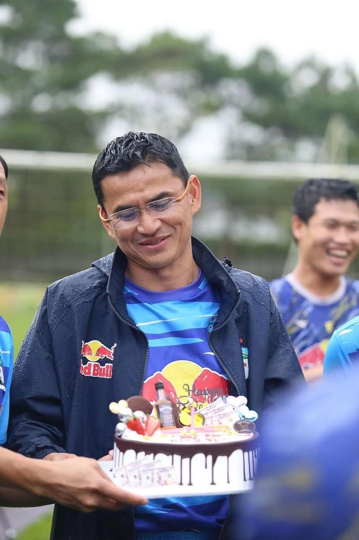 Kiatisuk sang Việt Nam dẫn dắt HAGL từ cuối năm 2020. Tháng 8 năm ngoái, ông trở về Thái Lan khi V-League 2021 bị hủy vì dịch Covid-19 khiến và phải đón sinh nhật trong phòng cách ly. Đây là năm đầu tiên Zico Thái được tổ chức sinh nhật trên sân tập của HAGL. (Nguồn: HAGL)