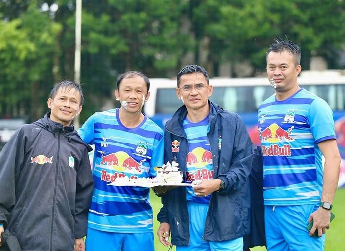 HLV Kiatisuk cùng dàn trợ lý tại HAGL. Cùng ngày, đội bóng phố núi di chuyển ra Hà Nội để chuẩn bị cho trận đấu vào tối 14/8. (Nguồn: HAGL)