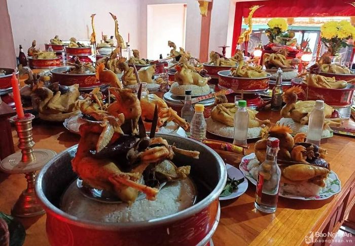 Bàn thờ họ Nguyễn Thế ở xã Thanh Mỹ (Thanh Chương) trong ngày Rằm tháng Bảy. Ảnh: Huy Thư