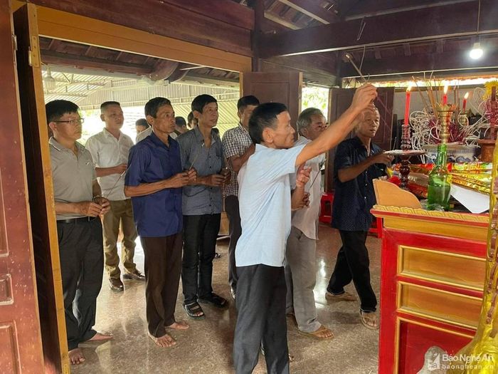 Dâng hương lên bàn thờ tổ tiên trong ngày Rằm tháng Bảy. Ảnh: Huy Thư