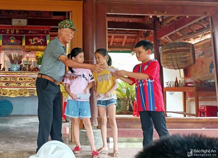 Trao quà khuyến học sau lễ tế tổ ngày Rằm tháng Bảy tại họ Nguyễn Thế (Thanh Chương). Ảnh: Huy Thư