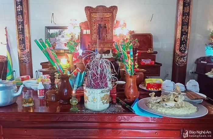 Bàn thờ gia tiên trong ngày Rằm tháng Bảy tại xã Diễn Bích (Diễn Châu). Ảnh: Hoài Linh