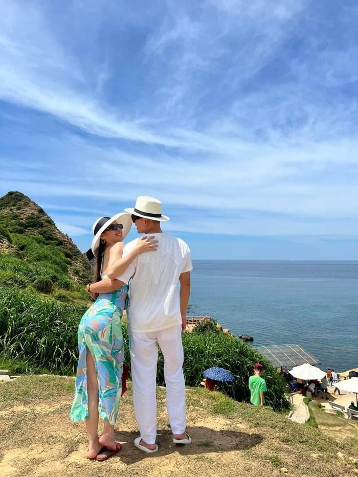 Dù vi vu cùng mẹ chồng, Phương Trinh Jolie vẫn tích cực mặc crop top, váy hở eo hay những trang phục tôn vòng một.