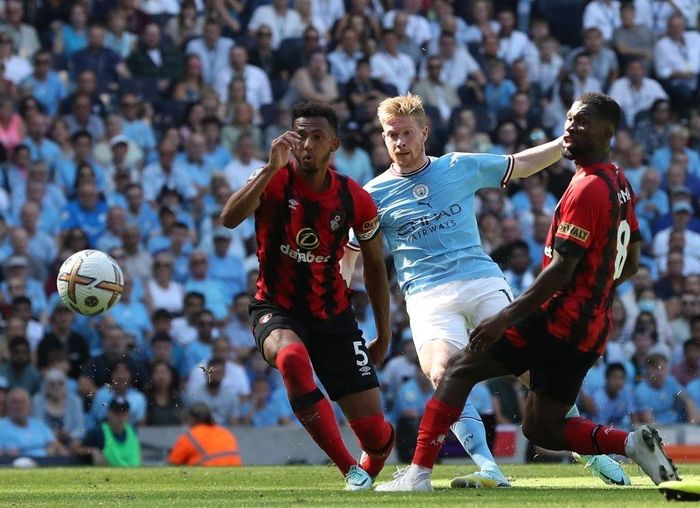  Kevin De Bruyne vẫn là linh hồn trong lối chơi của đội chủ sân Etihad. Ngay cả cú sút hỏng của ngôi sao người Bỉ cũng trở thành đường chuyền mở ra cơ hội cho đồng đội. Phút 31, De Bruyne chứng tỏ đẳng cấp bằng một pha trivela (vẩy má ngoài) từ sát vùng cấm nhân đôi cách biệt. 