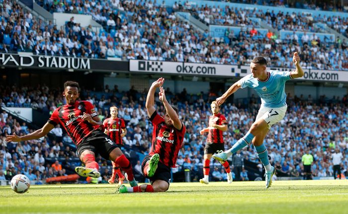  Sau cơ hội đối mặt bị bỏ lỡ ở phút thứ 7, Phil Foden chuộc lỗi bằng cú sút quyết đoán để nâng tỷ số lên 3-0. Chủ nhân của pha kiến tạo vẫn là cái tên quen thuộc, De Bruyne. 