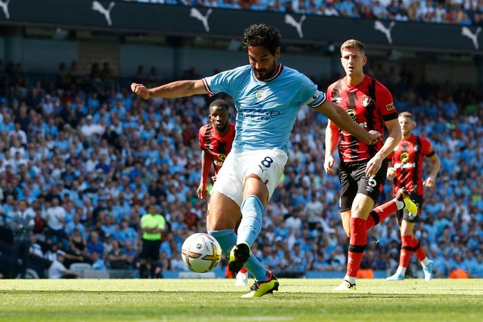  Ngay sau tiếng còi khai cuộc, Man City lập tức đẩy lùi Bournemouth về sâu phần sân đối diện. Tân binh Premier League dùng toàn bộ đội hình để phòng ngự nhưng cũng chỉ trụ được đến phút 19. Gundogan mở tỷ số cho nhà đương kim vô địch bằng cú sút chéo góc chuẩn xác. 