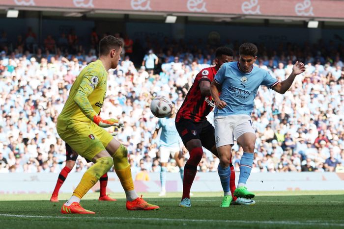  Man City vẫn chơi hoàn toàn áp đảo trong hiệp hai. Nỗ lực hãm thành của thầy trò HLV Pep Guardiola được đền đáp bằng bàn nâng tỷ số lên 4-0 sau pha phản lưới của Lermar trước sức ép từ Alvarez ở phút 79. 