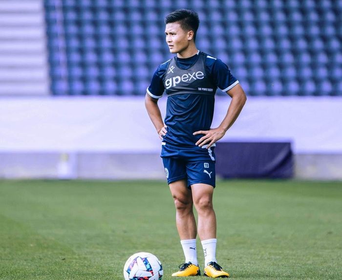 Quang Hải sáng cửa đá chính tại Pau FC