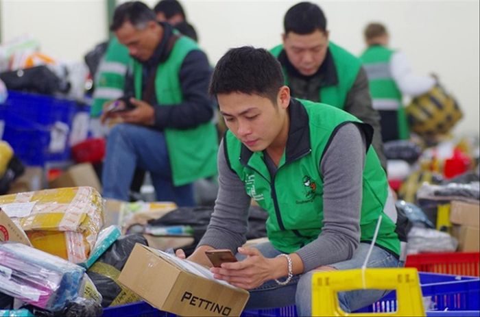 Cơ quan thuế sẽ phối hợp với đơn vị giao hàng rà soát người bán hàng online để thu thuế. Ảnh minh họa