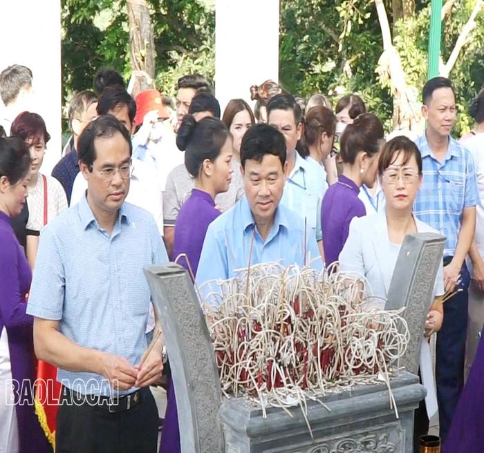 Các đồng chí lãnh đạo tỉnh dâng hương tại khu Mộ gió ông Hoàng Bảy.
