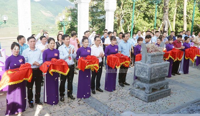 Các đại biểu cắt băng khánh thành khu Mộ gió ông Hoàng Bảy.
