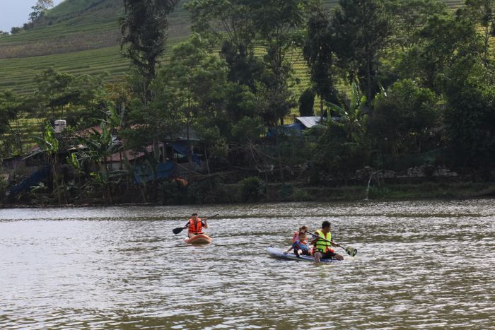 Du khách trải nghiệm chèo kayak.