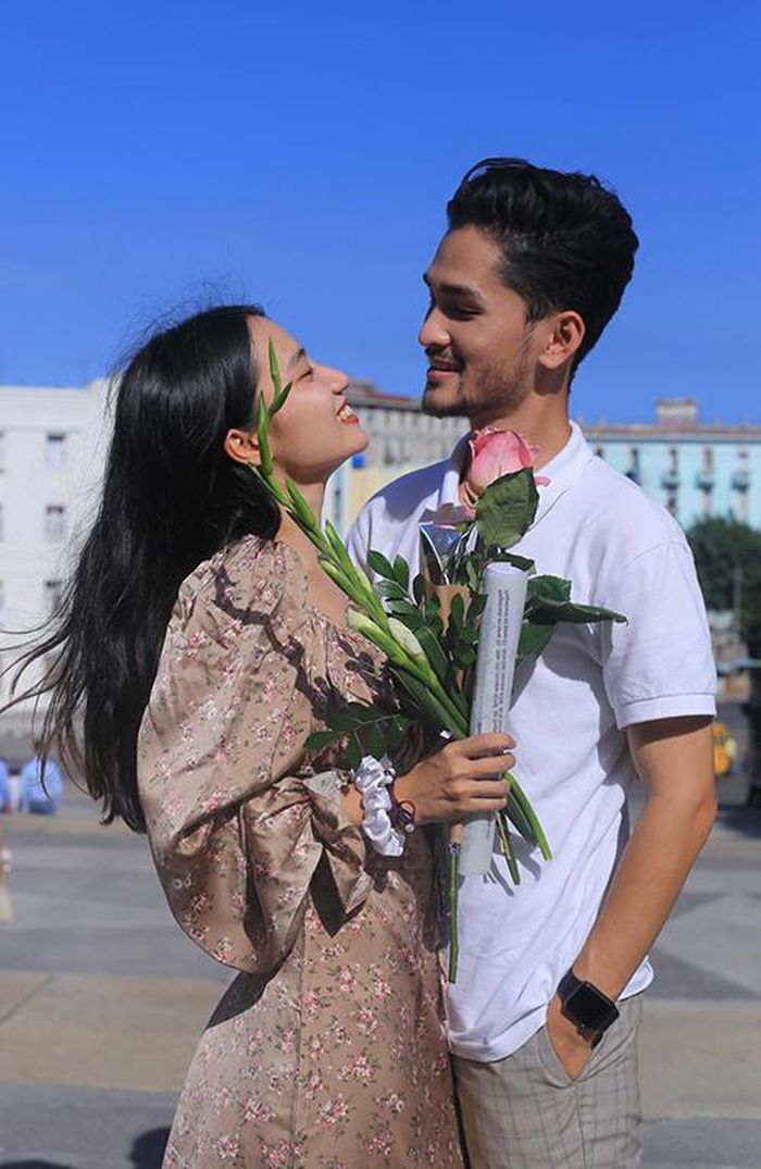 Hà và Sơn chụp hình tại Cuba.