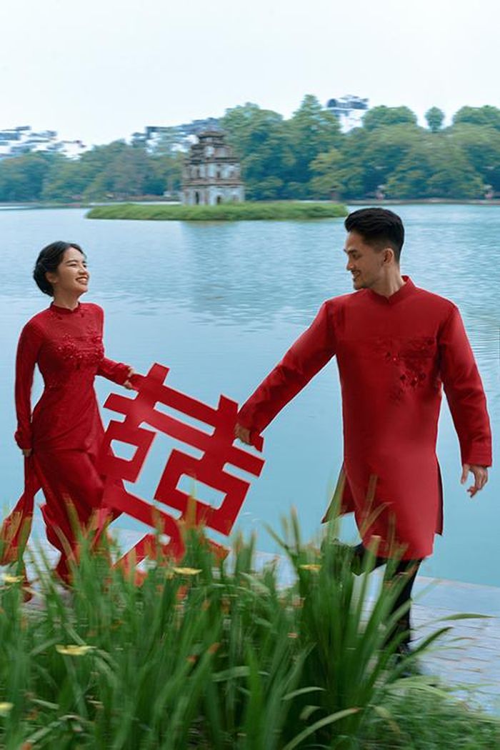 Cả hai diện áo dài chụp ảnh tại bờ hồ Hoàn Kiếm.