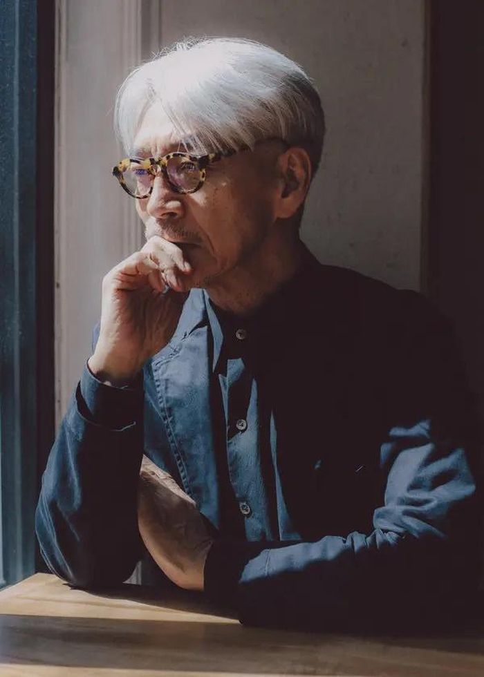 Yoo Hee Yeol cho biết anh là người hâm mộ lâu năm của nhạc sĩ Ryuichi Sakamoto. Ảnh: Top Star News, The New York Times.