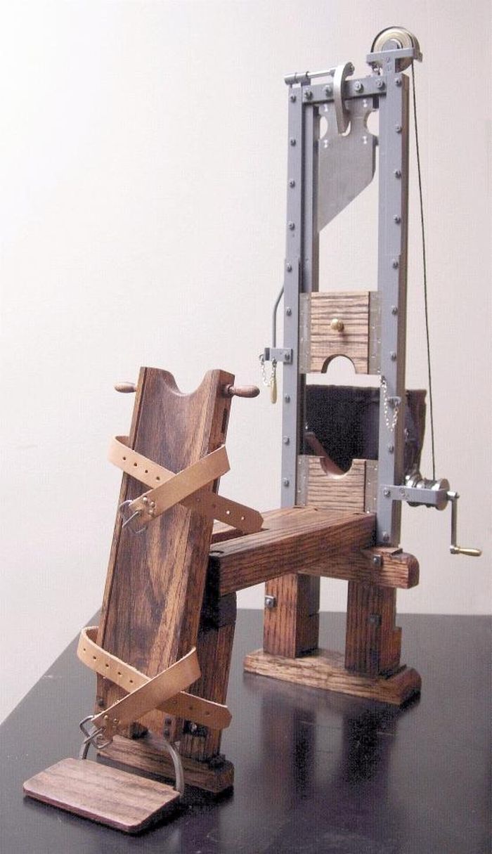Máy chém (tiếng Pháp Guillotine theo tên người hoàn thiện nó là bác sĩ Joseph-Ignace Guillotin thời Cách mạng Pháp)