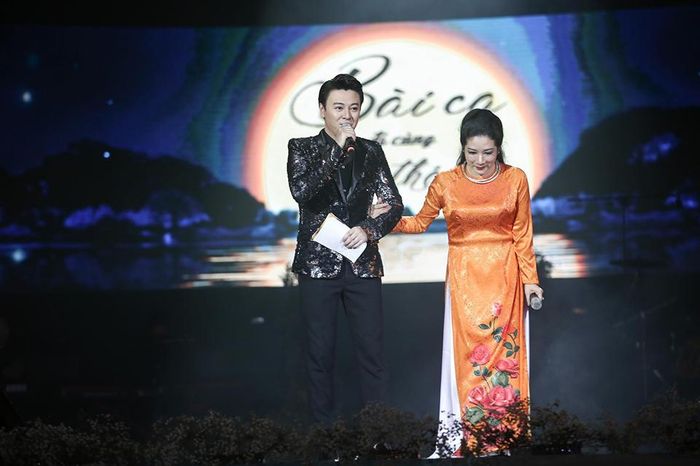 Phan Anh giao lưu với nghệ sĩ Thanh Thanh Hiền trên sân khấu 