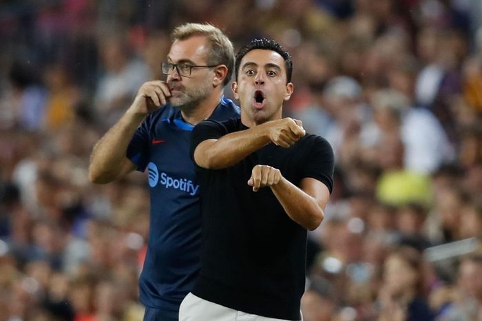 Xavi thừa nhận Barca không vượt qua được áp lực của sự kỳ vọng