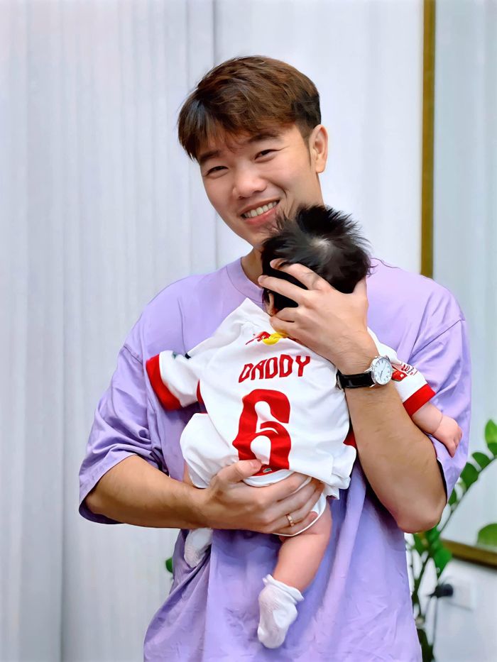 Xuân Trường hạnh phúc bên con gái đầu lòng. Ảnh: Lương Xuân Trường.