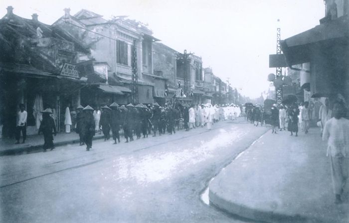 Đám tang đi dọc Hàng Đào 