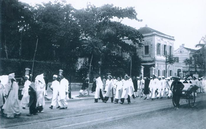 Ngang qua TRường Đồng Khssh (Hàng Bài)