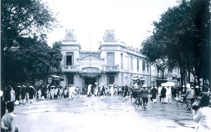 Đám tang ngang qua đồn Hàng Trống 