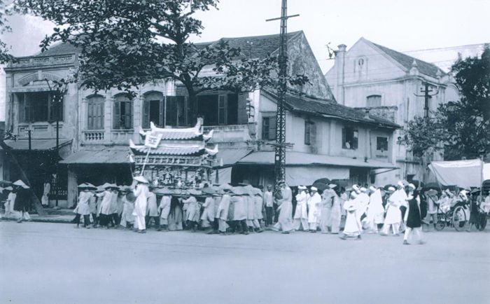 Trên đường phố Hà Nội, đoạn gần chợ Hôm
