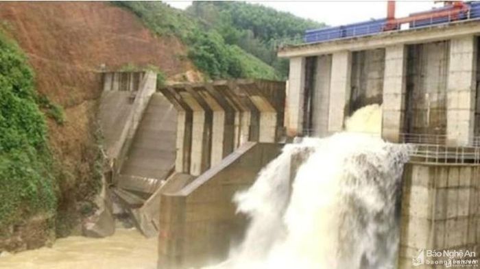 Thủy điện Châu Thắng xả lũ. Ảnh tư liệu