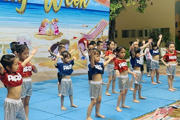 Và tất nhiên, lễ hội bãi biển thì không thể thiếu những bài nhạc, điệu nhảy sôi động do chính các bạn học sinh biểu diễn.