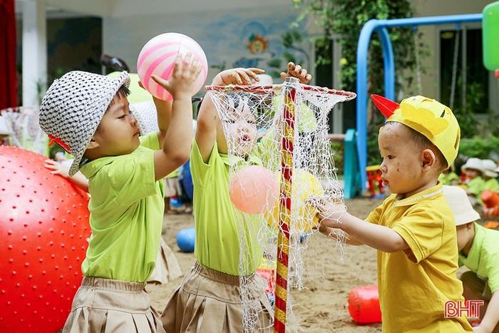 Các em nhỏ khối nhà trẻ cũng hào hứng tham gia lễ hội cùng các anh chị lớp lớn.