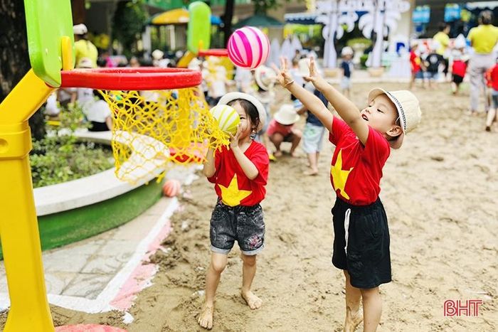 Tham gia các trò chơi vận động trên cát như bóng ném, kéo co...