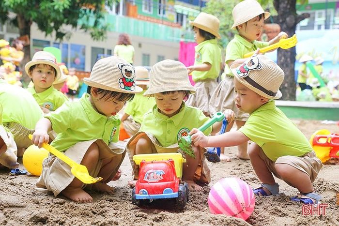 Những trải nghiệm thú vị khi đôi chân nhỏ nhắn vui chơi trên nền cát mát rượi.