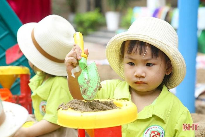 Chăm chú để dựng nên lâu đài cát cho riêng mình