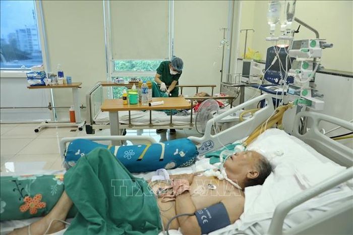 Hầu hết bệnh nhân diễn biến nặng đang điều trị tại Khoa Hồi sức tích cực (Bệnh viện Bệnh Nhiệt đới Trung ương) là người lớn tuổi, người có bệnh lý nền như phổi tắc nghẽn mạn tính, hen phế quản, bệnh tim mạch…