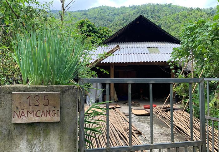 Khắc số nhà và tên thôn trên bảng gỗ - nét độc đáo ở Nậm Cang.
