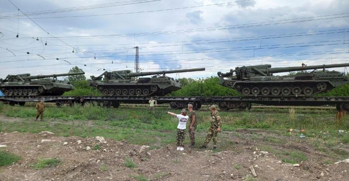 Mới đây cư dân làng Veselaya Lopan thuộc Belgorod, khu vực sát biên giới với Ukraine đã chụp được hình ảnh đoàn tàu mang theo số lượng lớn pháo tự hành 2S7M Malka đổ về chiến trường Ukraine.