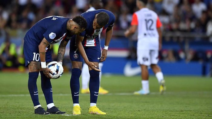  Truyền thông Pháp tin rằng việc HLV Christophe Galtier trao quyền đá phạt đền cho Mbappe khiến Neymar không hài lòng. Cựu sao Barca chính là cầu thủ có hiệu suất đá phạt đền tốt nhất PSG trong 4 mùa giải gần nhất (thống kê từ RMC, tính ở cả cấp độ CLB và ĐTQG). 