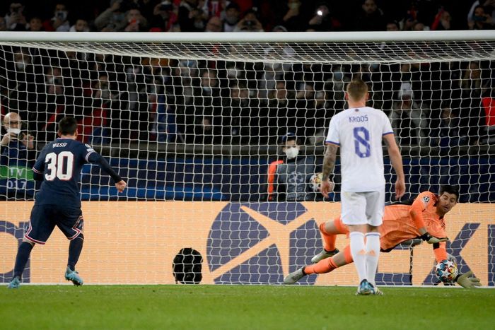  Khoảnh khắc đáng quên nhất của Messi trên chấm 11 m ở PSG có lẽ là khi anh sút hỏng phạt đền trong trận gặp Real Madrid tại lượt đi vòng 16 đội Champions League mùa trước. Nếu Messi đánh bại Thibaut Courtois trong quả penalty khi đó, kịch bản của cặp đấu giữa PSG và Real Madrid có thể đã khác. 