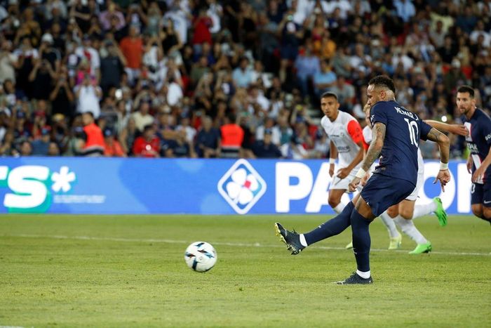  Trong trận đấu giữa PSG và Montpellier vừa qua, Messi cũng được Neymar nhường quyền đá quả penalty thứ hai nhưng anh từ chối. Tiền đạo người Brazil thực hiện thành công quả phạt đền và tiếp tục duy trì thành tích đá phạt đền tốt nhất PSG hiện tại. 