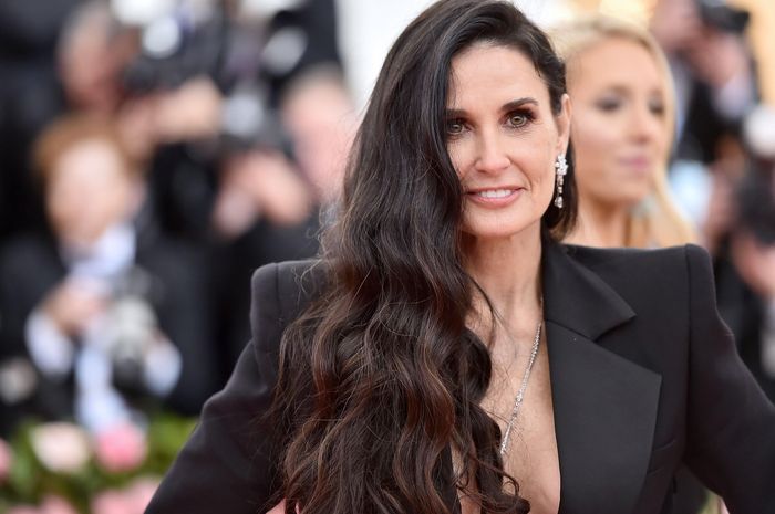  Áp dụng huyết thanh da đầu để củng cố và nuôi dưỡng tóc khỏe mạnh như Demi Moore. Ảnh: E! Online. 
