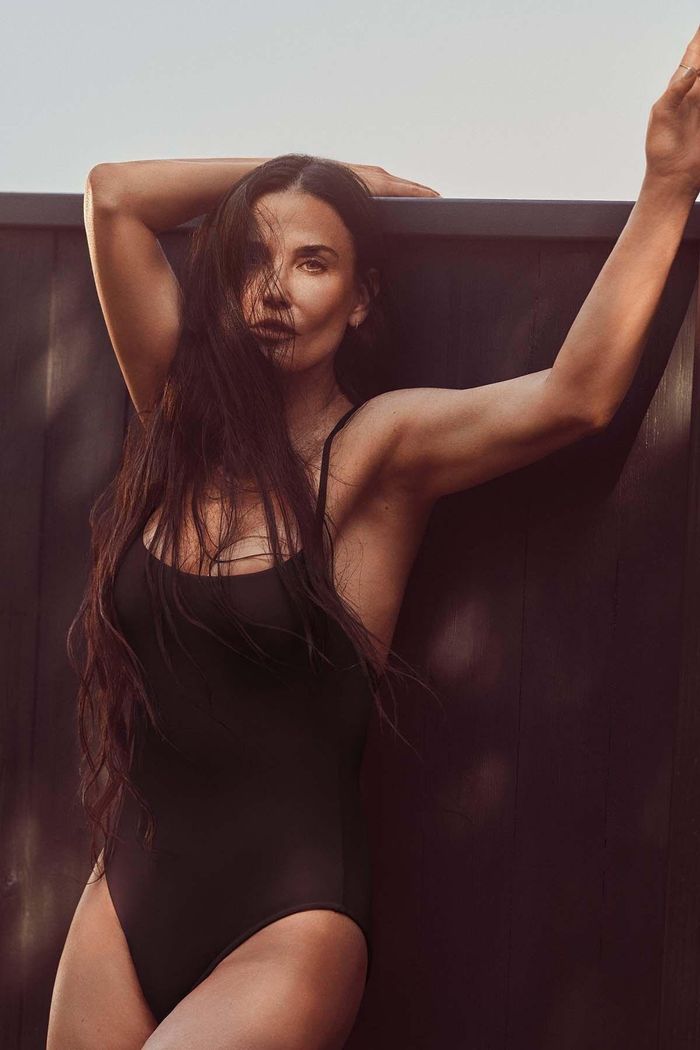 Mái tóc dài luôn là diện mạo quen thuộc của Demi Moore. Ảnh: Vogue.